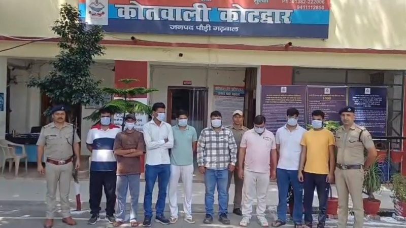 सबक: शराब पीकर सार्वजनिक स्थल पर मचा रहे थे हुड़दंग, पुलिस ने सात लोगों को डाल दिया हवालात में 