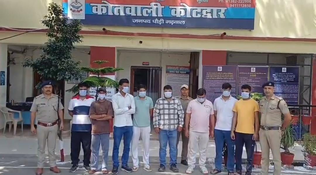 सबक: शराब पीकर सार्वजनिक स्थल पर मचा रहे थे हुड़दंग, पुलिस ने सात लोगों को डाल दिया हवालात में 