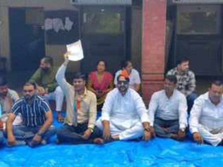 विरोध: फर्जी शैक्षिक प्रमाणपत्रों से सरकारी नौकरी पाने के आरोप, जांच की मांग