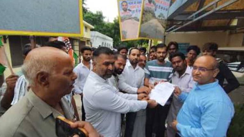 आवाज़: सिडकुल-धनौरी मार्ग की बदहाली पर चढ़ गया लोगों का पारा, सिंचाई विभाग कार्यालय का घेराव कर जताया आक्रोश