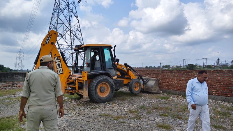 सख़्त एक्शन: जेसीबी गरजी तो भूमाफियाओं की ‘प्लाटिंग की दुकान’ हुई बंद!