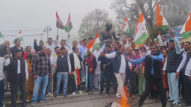 आक्रोश: एसआईआर के मुद्दे को लेकर कांग्रेस का हल्लाबोल अभियान, नैनीताल में ज़ोरदार प्रदर्शन