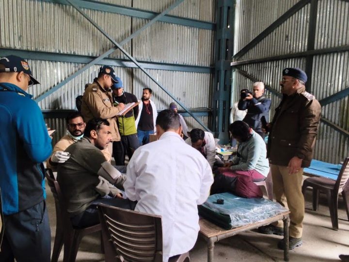 बचाव अभियान: बर्फबारी के बीच ऑडेन कोल में फंसे 29 ट्रैकर्स का हेली रेस्क्यू, कालिंदी पास में अभियान जारी
