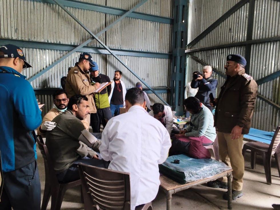 बचाव अभियान: बर्फबारी के बीच ऑडेन कोल में फंसे 29 ट्रैकर्स का हेली रेस्क्यू, कालिंदी पास में अभियान जारी