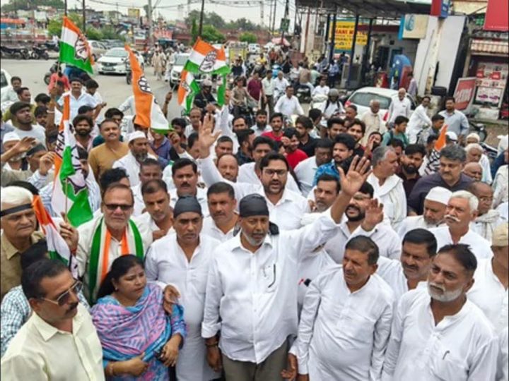 विरोध: रुड़की में वोट चोरी के आरोप को लेकर कांग्रेस का मार्च, मुख्य चुनाव आयुक्त के खिलाफ की जमकर नारेबाजी
