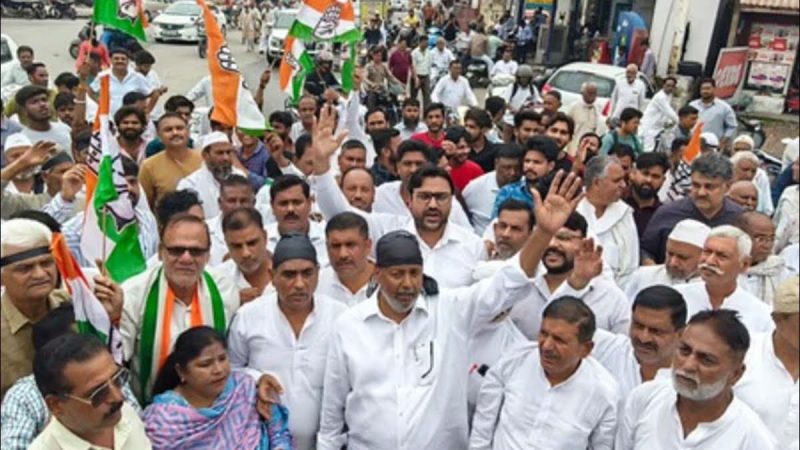 विरोध: रुड़की में वोट चोरी के आरोप को लेकर कांग्रेस का मार्च, मुख्य चुनाव आयुक्त के खिलाफ की जमकर नारेबाजी