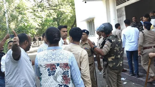 तनातनी: डीएवी पीजी कॉलेज में छात्रसंघ चुनाव में मतदान के दौरान हंगामा, पुलिस ने भांजी लाठियां