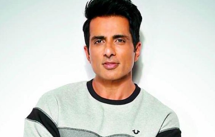 नसीहत: आईफोन की भीड़ देख सोनू सूद ने कसा तंज, कहा- असली अपग्रेड फोन का नहीं समाज का करो