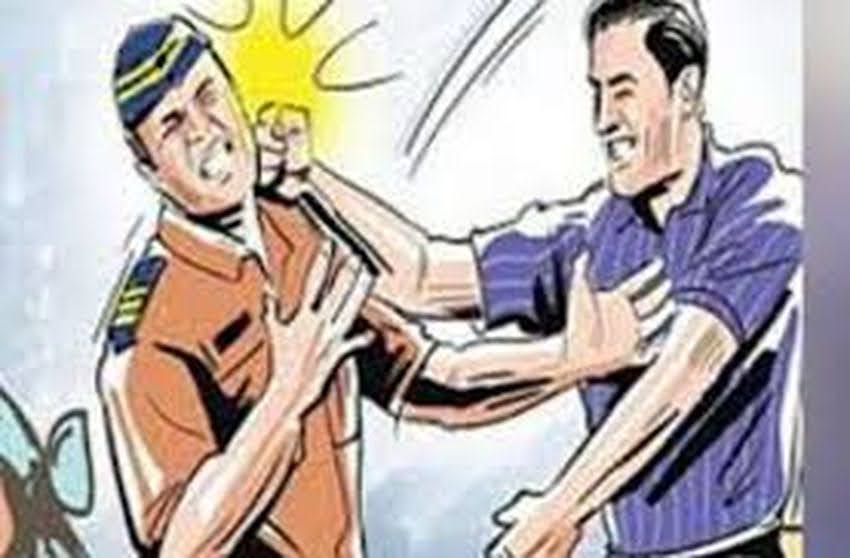 विवाद: मामूली बात पर हुई कहासुनी के बाद दो पक्षों में हो गई जमकर मारपीट