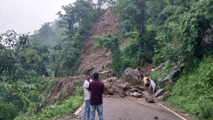 दुष्प्रभाव: धारडुंग्री-मैखुरा मार्ग 15 दिन से पड़ा है बंद, भूस्खलन के कारण आवागमन ठप