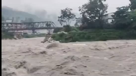 आफ़त: मूसलाधार बारिश के चलते ओवरफ्लो हो गई दांयी खोह नहर, घरों में घुसा पानी