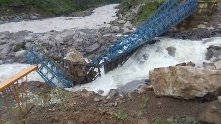 संकट:भारी मलबे व बोल्डरों से नया बैली ब्रिज भी टूटा, चीन सीमा का सड़क संपर्क बाधित