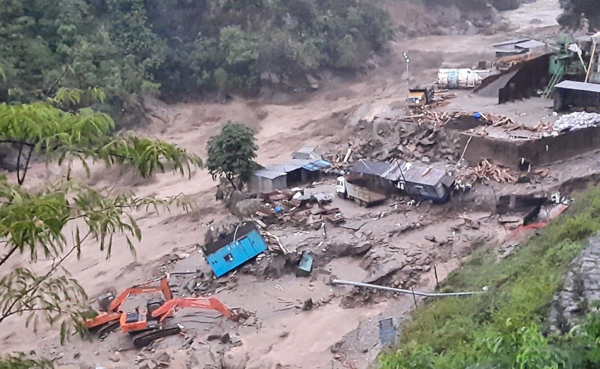 आपदा: सिक्किम में भारी बारिश के बाद भूस्खलन से 50 परिवार बेघर, कई मकान तबाह, पहाड़ी से गांव की तरफ तेजी से आया मलबा