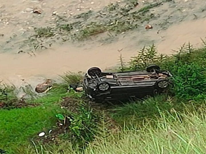 हादसा: अनियंत्रित होकर खाई में जा गिरी कार, एक युवक की मौत, दूसरा गंभीर रूप से घायल