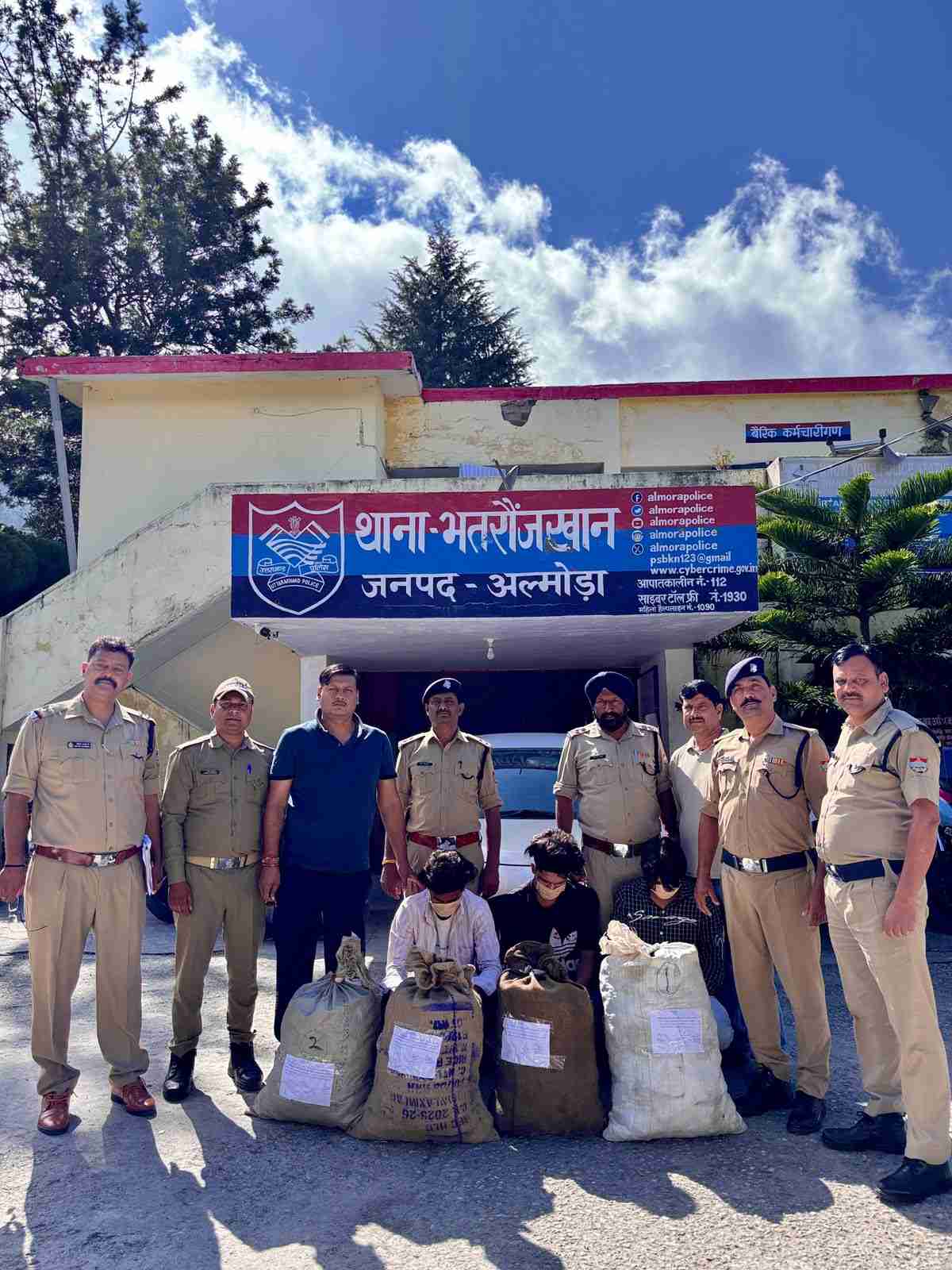 शिकंजा: बिना नंबर प्लेट की कार से 13.63 लाख का गांजा बरामद, तीन तस्कर गिरफ्तार