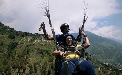 उत्साह: अब महिलाओं में भी बढ़ रहा है टेंडम पैराग्लाइडिंग का क्रेज, रोमांच का ले रही हैं लुत्फ