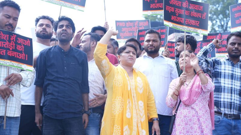 आवाज़: आशारोड़ी-मोहब्बेवाला में लगातार सड़क हादसों के खिलाफ महिला कांग्रेस का हल्ला बोल