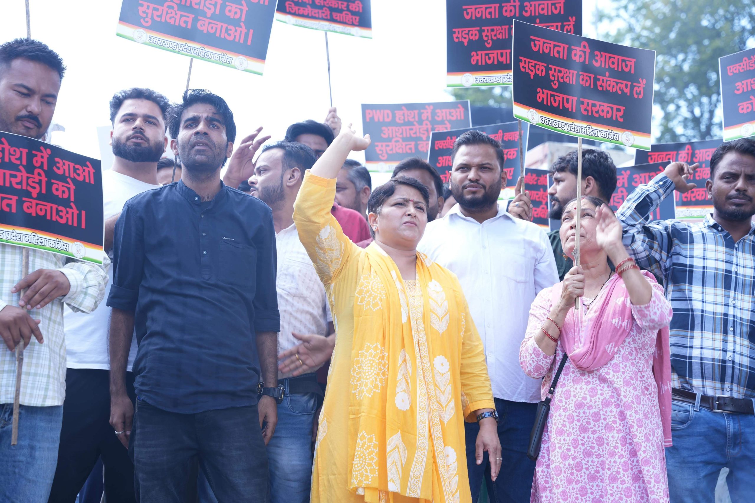 आवाज़: आशारोड़ी-मोहब्बेवाला में लगातार सड़क हादसों के खिलाफ महिला कांग्रेस का हल्ला बोल