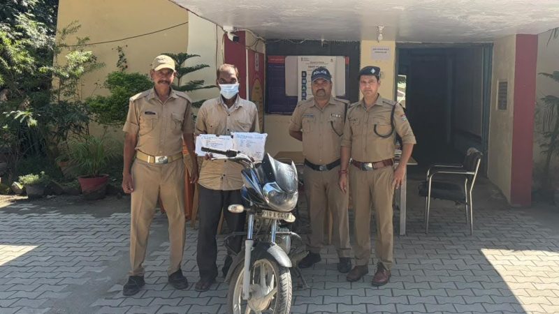 खुलासा: पुलिस ने किया स्कूल परिसर के घर में चोरी का खुलासा, 65 वर्षीय आरोपी गिरफ्तार, सहयोगी रिश्तेदार फ़रार