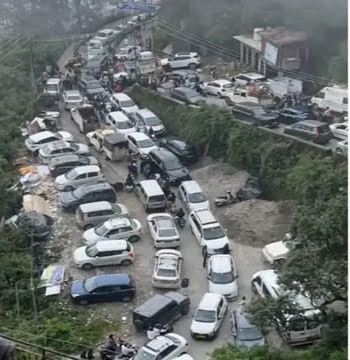 आफ़त: वीकेंड पर जाम के शिकंजे में मसूरी, घंटों रेंगते रहे वाहन किंक्रेग से कुठालगेट तक लगी वाहनों की लंबी कतार