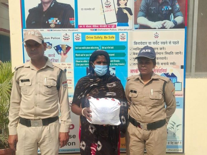 शिकंजा: जल्दी पैसा कमाने के लालच में बनी नशा तस्कर, 1.020 किलो गांजे के साथ महिला गिरफ्तार