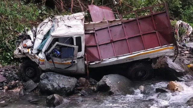 हादसा: कुमाऊं में कैंची धाम के निकट शिप्रा नदी में जा गिरा दूध से भरा पिकअप वाहन, तीन लोग गंभीर रूप से घायल