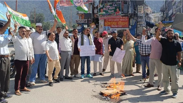 विरोध: वोट बचाओ-देश बचाओ मार्च से गरमाई सियासत, कांग्रेस ने फूंका मुख्य चुनाव आयुक्त का पुतला