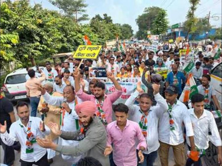 कांग्रेस: विकासनगर में पार्टीजनों ने निकाली लोकतंत्र बचाओ रैली, सैकड़ों कार्यकर्ता हुए शामिल