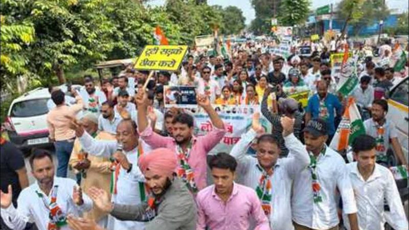 कांग्रेस: विकासनगर में पार्टीजनों ने निकाली लोकतंत्र बचाओ रैली, सैकड़ों कार्यकर्ता हुए शामिल