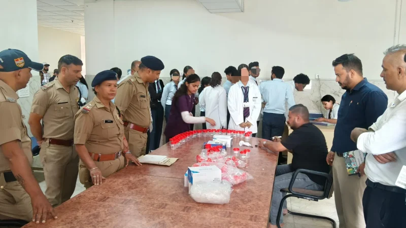 निजी शिक्षण संस्थान में पुलिस व डाक्टरों की संयुक्त टीम का औचक निरीक्षण, रेन्डमली 115 छात्र/छात्राओं का ड्रग्स किट से किया मेडिकल टेस्ट