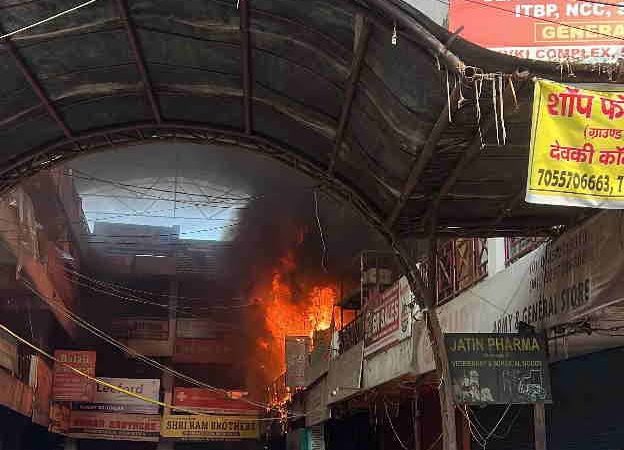 स्वाहा: मोती बाजार के रेवती कॉम्प्लेक्स में भीषण आग, ड्रेस इम्पोरियम से पहली मंजिल तक पहुंचीं लपटें