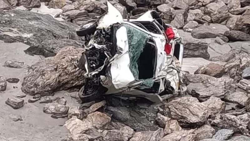 दुखद हादसा: देवप्रयाग के पास 150 मीटर गहरी खाई में गिरी कार, महिला समेत दो जनों की मौत