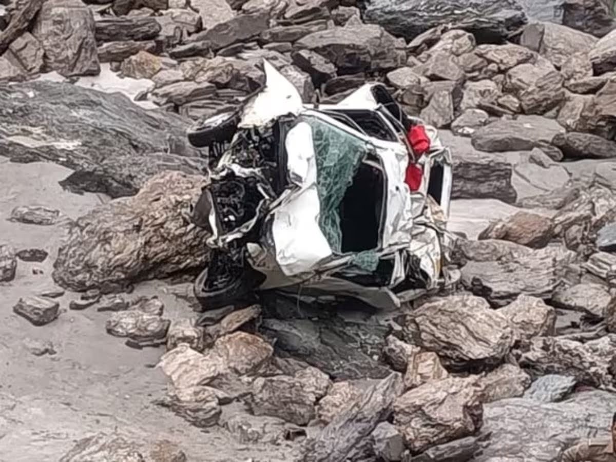 दुखद हादसा: देवप्रयाग के पास 150 मीटर गहरी खाई में गिरी कार, महिला समेत दो जनों की मौत
