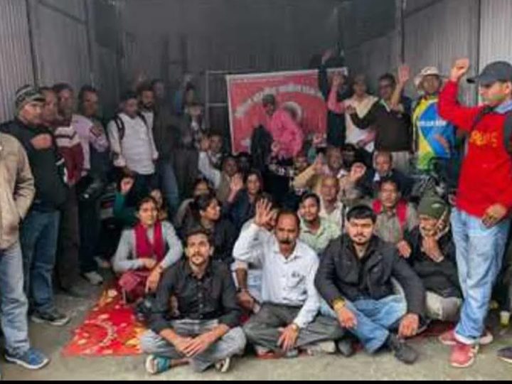 आवाज़: आठवें वेतन आयोग में शामिल करने की मांग को लेकर ग्रामीण डाक सेवकों ने दिया धरना