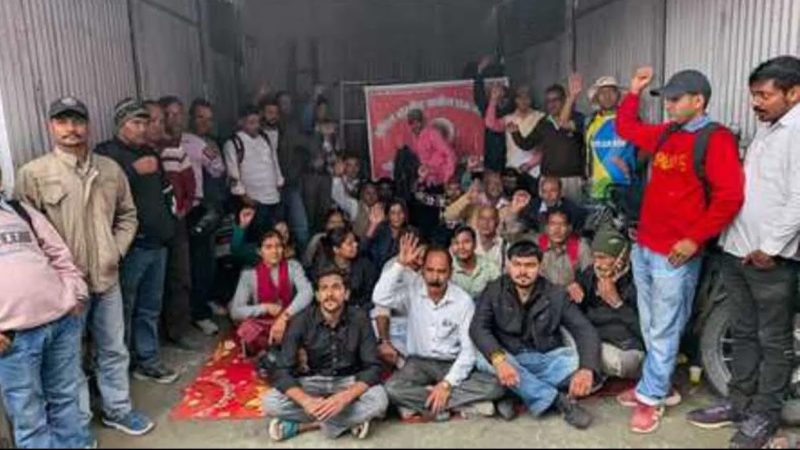 आवाज़: आठवें वेतन आयोग में शामिल करने की मांग को लेकर ग्रामीण डाक सेवकों ने दिया धरना