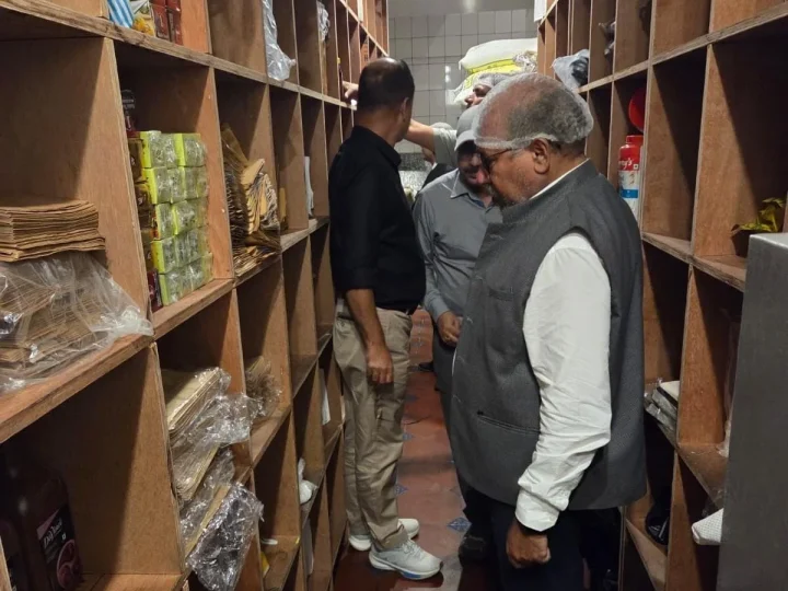 राजधानी देहरादून में खाद्य सुरक्षा विभाग की छापेमारी, नामी रेस्टोरेंटों से लिए चार नमूने