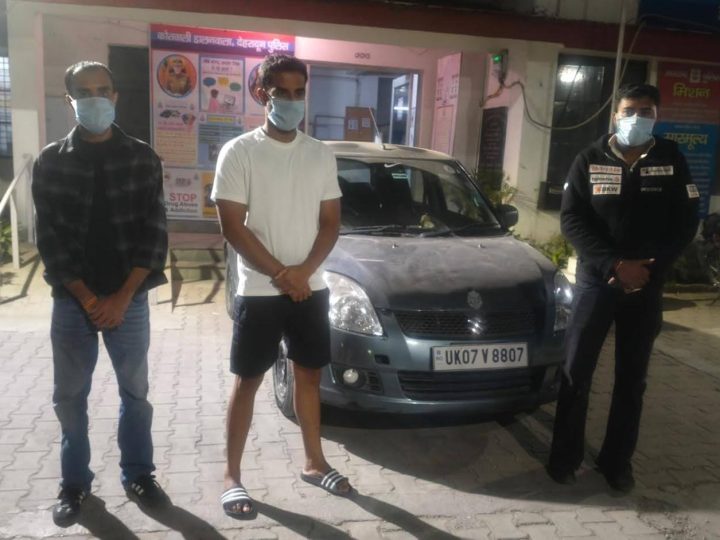 सनसनी: सड़क पर कार से तमंचा लहराने वाले तीन युवक हिरासत में, जांच में निकली खिलौना पिस्टल