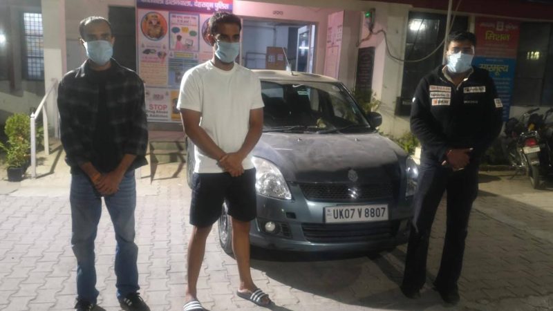 सनसनी: सड़क पर कार से तमंचा लहराने वाले तीन युवक हिरासत में, जांच में निकली खिलौना पिस्टल