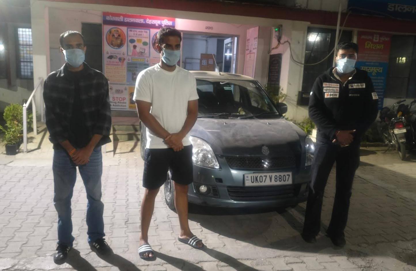 सनसनी: सड़क पर कार से तमंचा लहराने वाले तीन युवक हिरासत में, जांच में निकली खिलौना पिस्टल