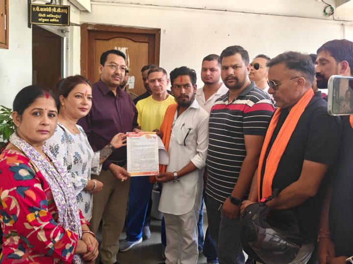 आवाज़: हल्द्वानी में सिलाई सेंटर, ब्यूटी पार्लर और अंडरगारमेंट्स की दुकानों में महिला स्टाफ रखने की मांग