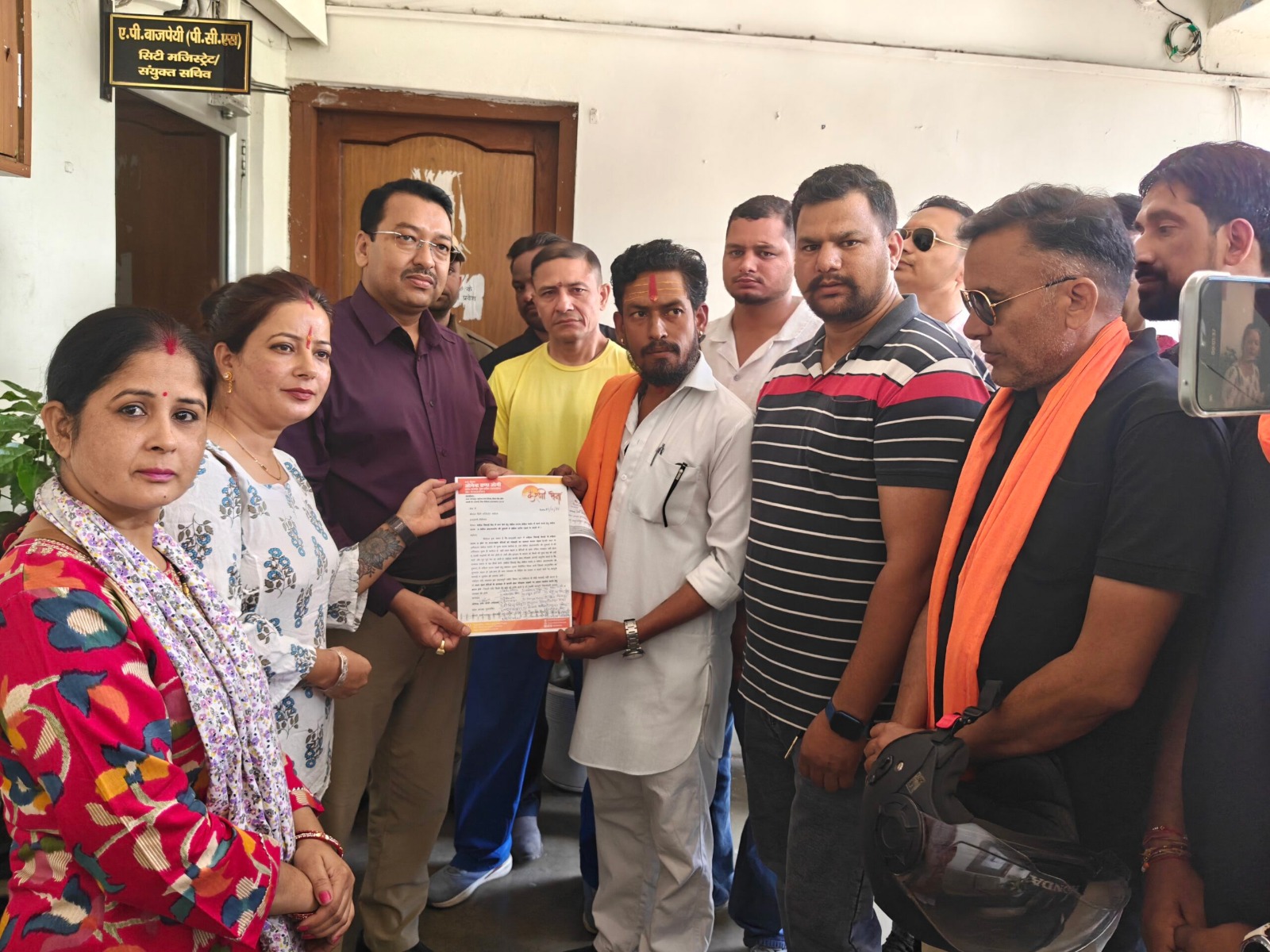 आवाज़: हल्द्वानी में सिलाई सेंटर, ब्यूटी पार्लर और अंडरगारमेंट्स की दुकानों में महिला स्टाफ रखने की मांग