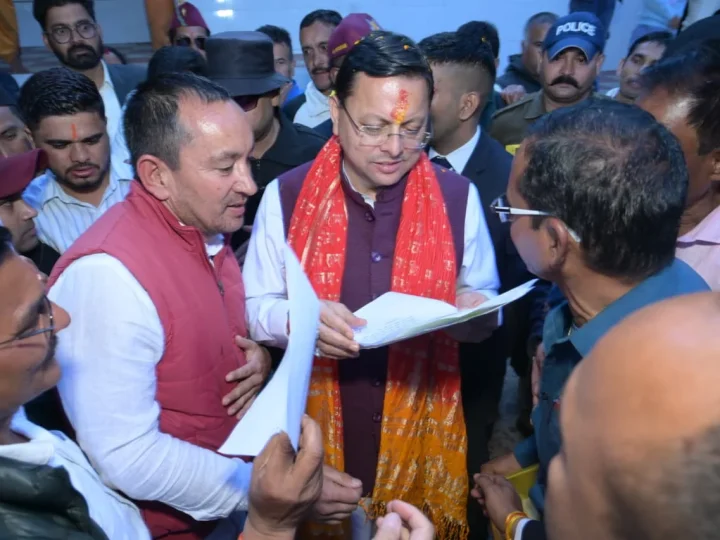 मुख्यमंत्री पुष्कर सिंह धामी ने पैतृक गांव में ग्रामीणों एवं जनप्रतिनिधियों से की मुलाकात