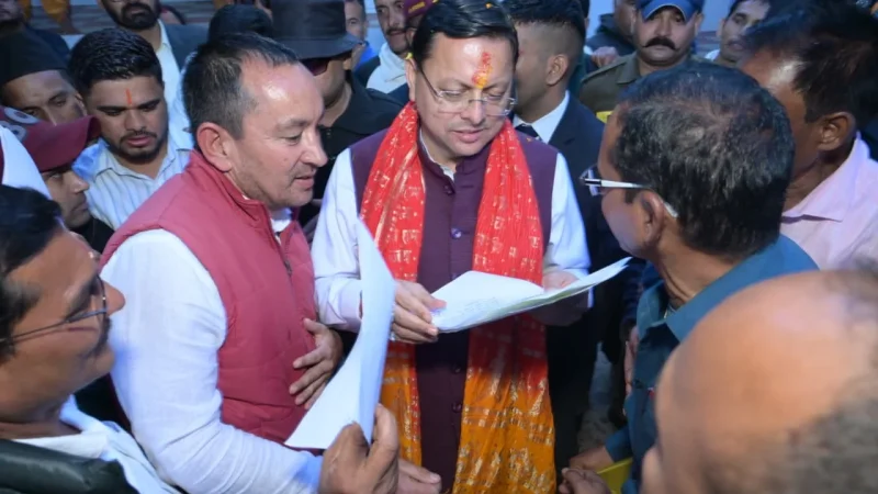 मुख्यमंत्री पुष्कर सिंह धामी ने पैतृक गांव में ग्रामीणों एवं जनप्रतिनिधियों से की मुलाकात