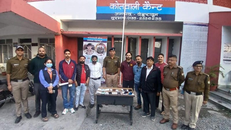कामयाबी: दून पुलिस ने बरामद किए चार लाख रुपये के आठ मोबाइल फोन, मालिकों को लौटाए