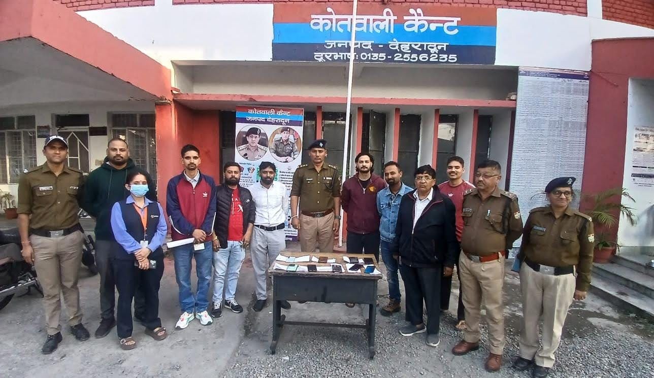 कामयाबी: दून पुलिस ने बरामद किए चार लाख रुपये के आठ मोबाइल फोन, मालिकों को लौटाए