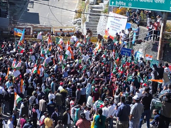 विधानसभा सत्र: भराड़ीसैंण में सरकार की नीतियों के विरोध में विपक्षी दलों का ज़ोरदार प्रदर्शन
