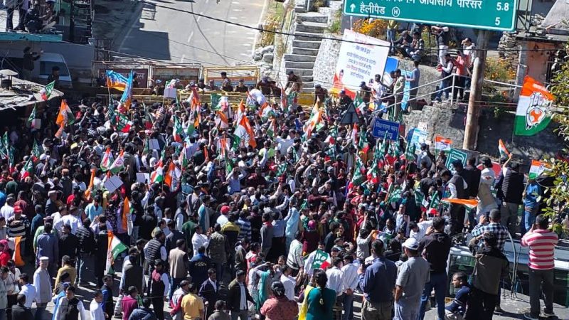 विधानसभा सत्र: भराड़ीसैंण में सरकार की नीतियों के विरोध में विपक्षी दलों का ज़ोरदार प्रदर्शन