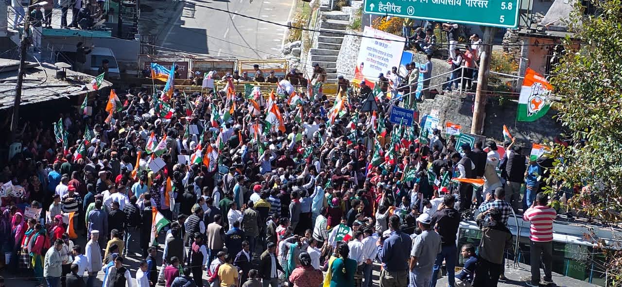विधानसभा सत्र: भराड़ीसैंण में सरकार की नीतियों के विरोध में विपक्षी दलों का ज़ोरदार प्रदर्शन