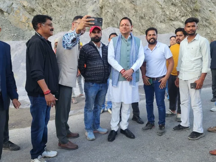 श्रीनगर से सड़क मार्ग से देहरादून लौटते हुए मुख्यमंत्री धामी ने किया राष्ट्रीय राजमार्ग का स्थलीय निरीक्षण