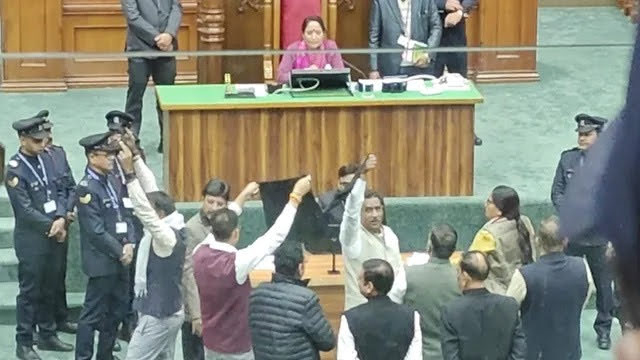 टकराव: काले झंडे लेकर वेल में पहुंचे कांग्रेसी विधायक, मंत्री रेखा आर्या पर लगे आरोपों को लेकर सदन में हंगामा